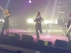 შავი, ქალბატონები, მაღალი ქუსლები en vogue გამართავს ცოცხალი