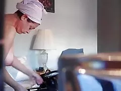 დეიდა შიშველი ფარული კამერა