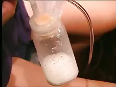 დედა, ორმაგი ტუმბოების რძე მისი გასიებული ტრაკი